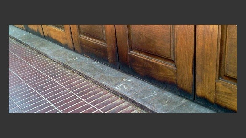 Casi tres meses después, los restos del ataque sobre calle Agrelo.