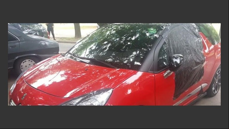 El auto que recibió los balazos.