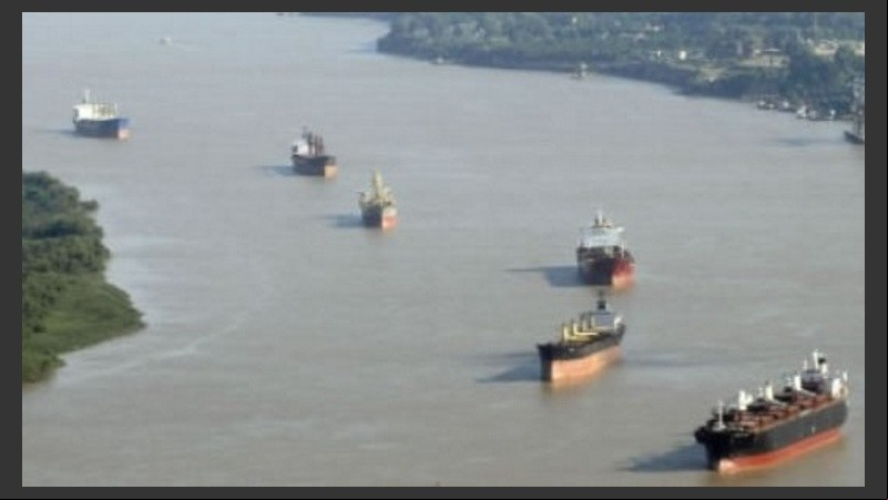 Varios barcos esperan en el río.