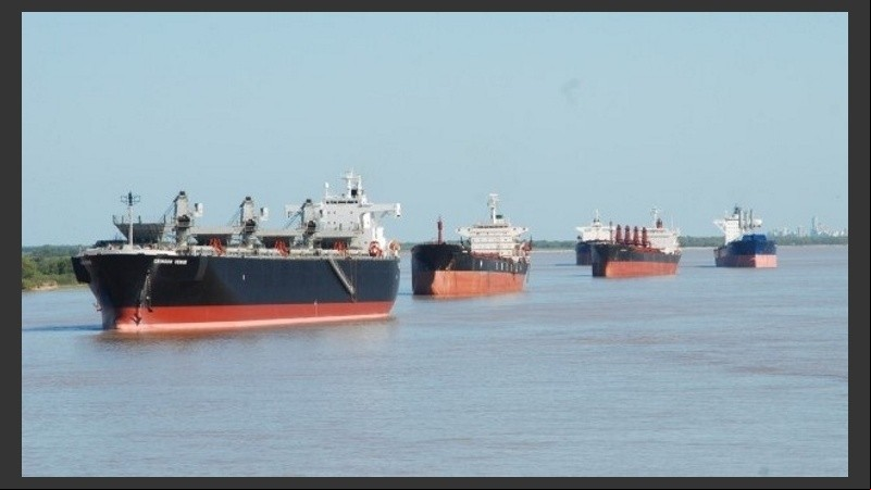 Varios barcos esperan en el río.
