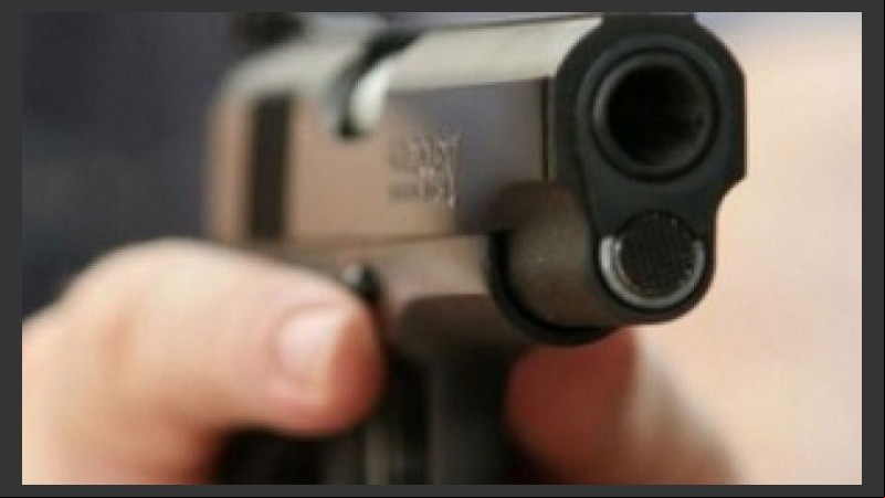 En la mochila de Nicolás encontraron una pistola 9 mm.
