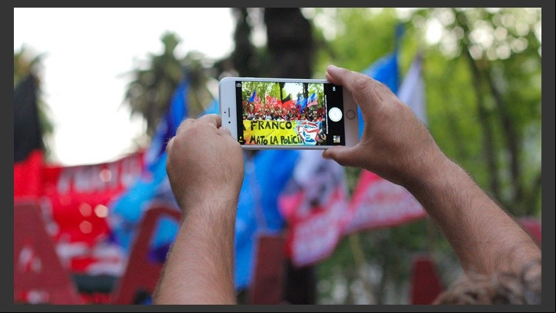 Uno de los tantos celulares que registraron el andar de la movilización. (Alan Monzón/Rosario3.com)