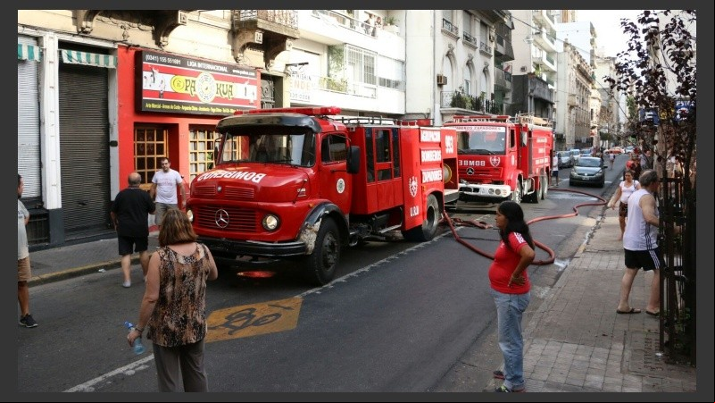 Varias dotaciones de bomberos trabajaron en el lugar. 