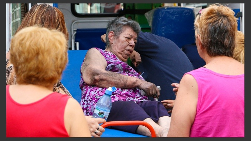 Una mujer recibe asistencia.