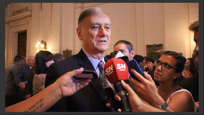 El ex gobernador sigue en terapia intensiva.