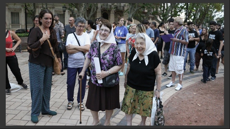 Desde hace 37 años las Madres realizan una ronda en la plaza céntrica. (Alan Monzón/Rosario3.com)