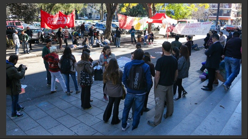 Durante la mañana hubo una vigilia en la puerta de Tribunales.