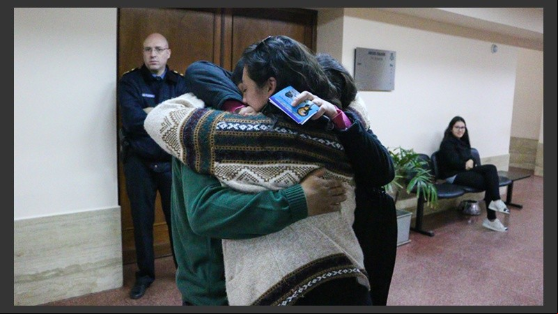 Abrazos de familiares de Delgado a la salida de la lectura del fallo.