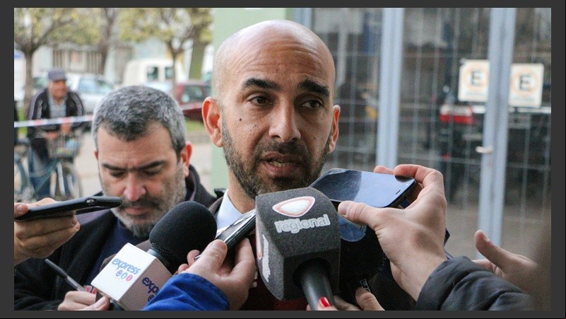 El fiscal Coria con la prensa contando los primeros detalles de la entradera fatal.