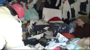 Una mujer mayor y su hijo vivían como indigentes en su propia vivienda.