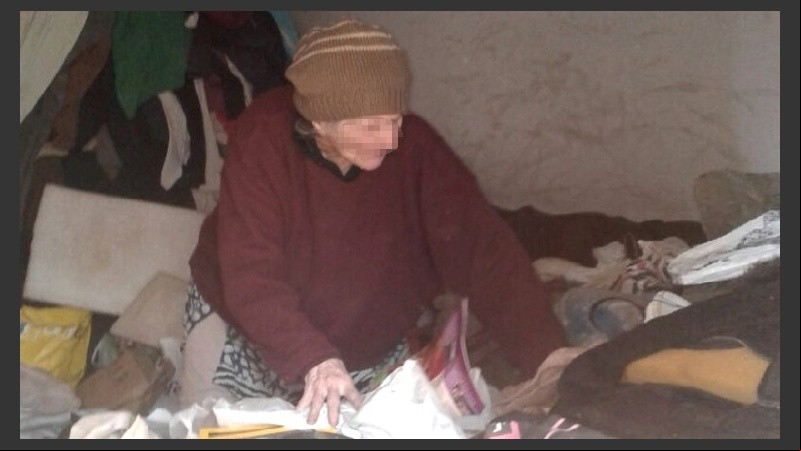 Una mujer mayor y su hijo vivían como indigentes en su propia vivienda.
