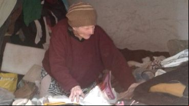 Una mujer mayor y su hijo vivían como indigentes en su propia vivienda.