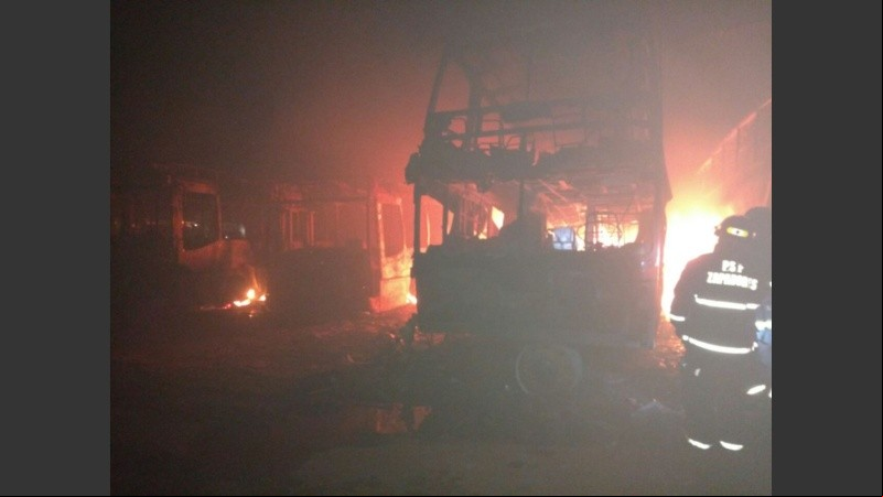 El fuego devoró 9 colectivos. 