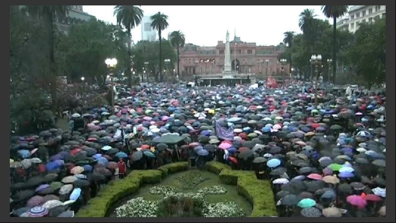 Miles de paraguas bajo la lluvia en Capital Federal.