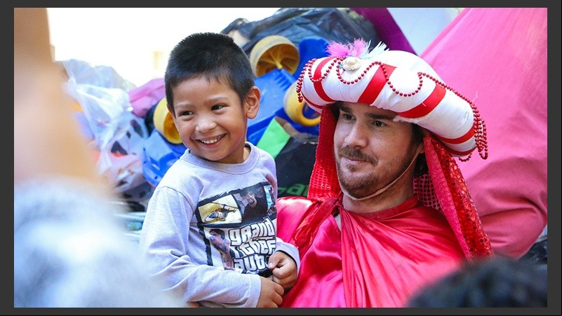Un pequeño se saca una foto con uno de los Reyes en la puerta del Hospital de Niños 