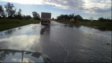 La ruta 33 con agua.