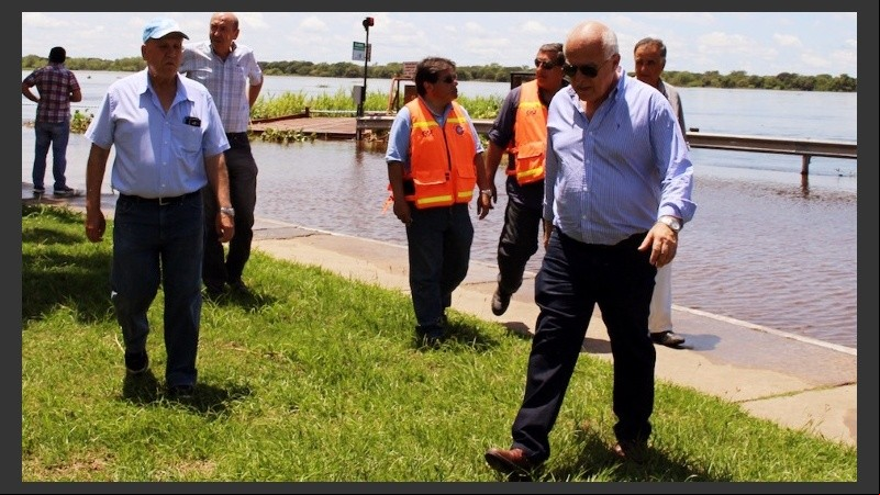 El gobernador se mostró muy preocupado por el efecto de las inundaciones.