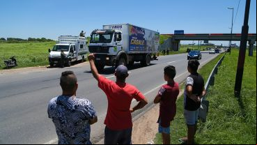Fanáticos a la vera de Circunvalación.