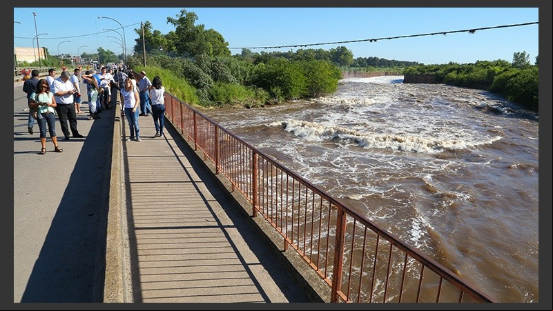 El gran caudal del Saladillo podría traer complicaciones en el puente. 