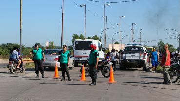 El gran caudal del Saladillo podría traer complicaciones en el puente.