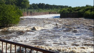 El gran caudal del Saladillo podría traer complicaciones en el puente.