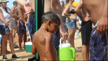 La gente aprovechó las duchas para combatir el intenso calor.