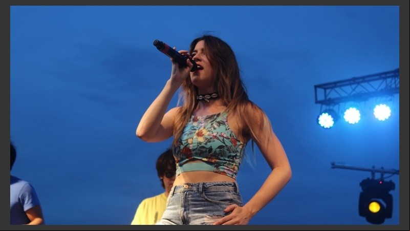 La banda uruguaya Mano Arriba cantó todos sus hits e hizo bailar al público.