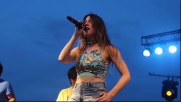 La banda uruguaya Mano Arriba cantó todos sus hits e hizo bailar al público.