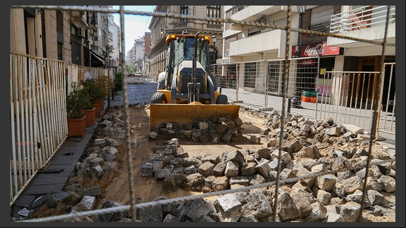 Los trabajos frente al teatro El Círculo comenzaron este lunes.