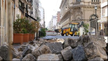 Los trabajos frente al teatro El Círculo comenzaron este lunes.