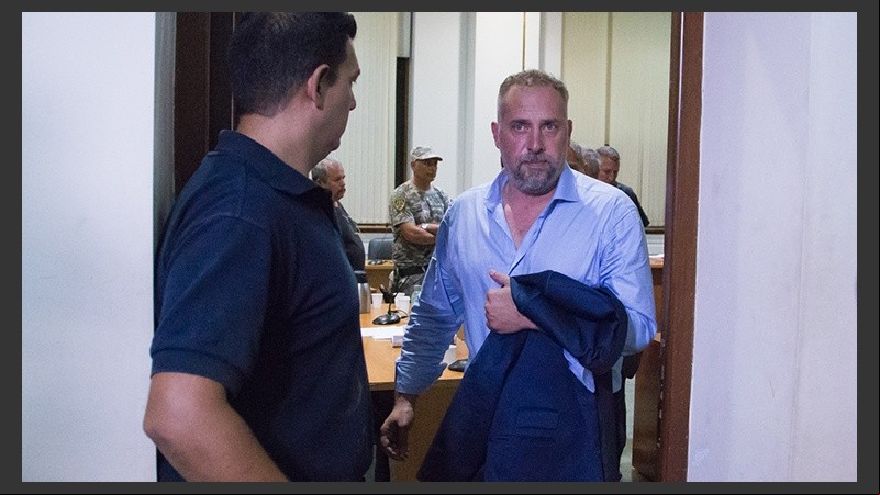 El abogado sale de la sala de audiencia tras escuchar la decisión del juez este viernes por la noche. 