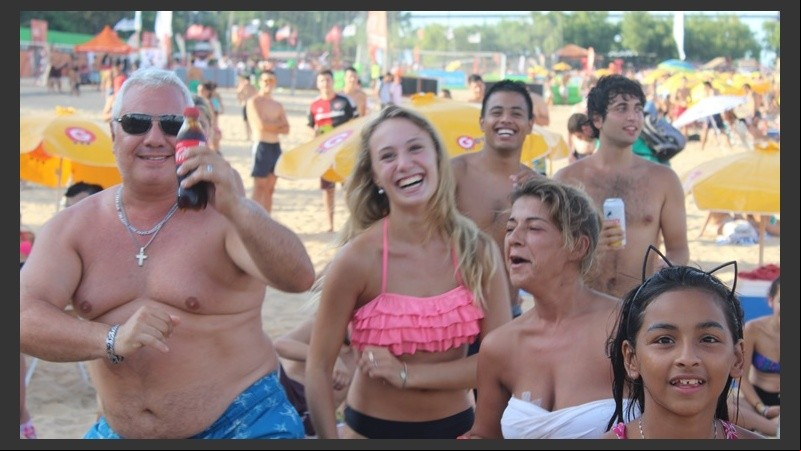 Mucha gente bailó a pesar del calor. 