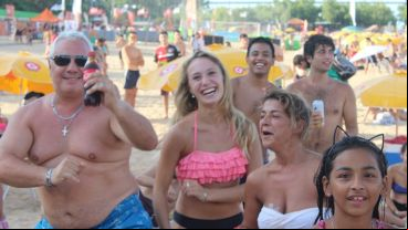 Mucha gente bailó a pesar del calor.