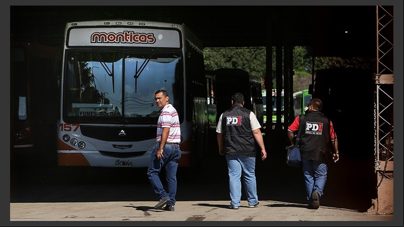 La PDI en uno de los galpones de Monticas en avenida Sabín al 900 bis.