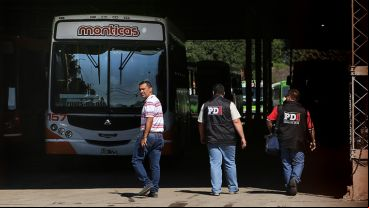 La PDI en uno de los galpones de Monticas en avenida Sabín al 900 bis.