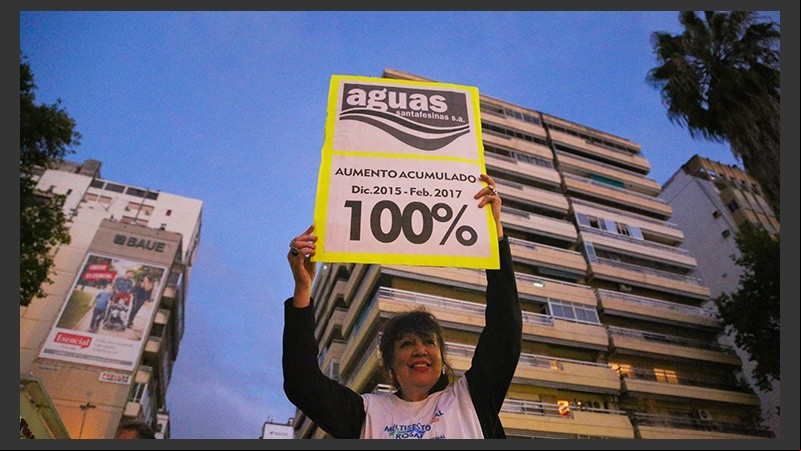Una mujer reclama por los altos aumentos en la factura del agua.