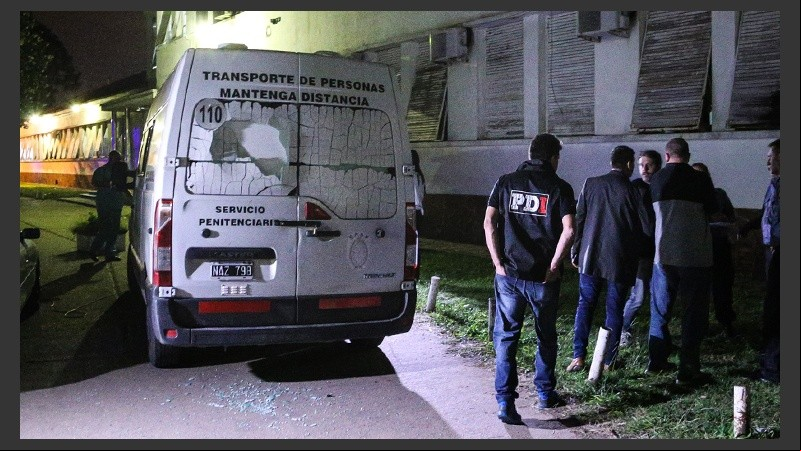 LA PDI trabajando en la camioneta baleada. 