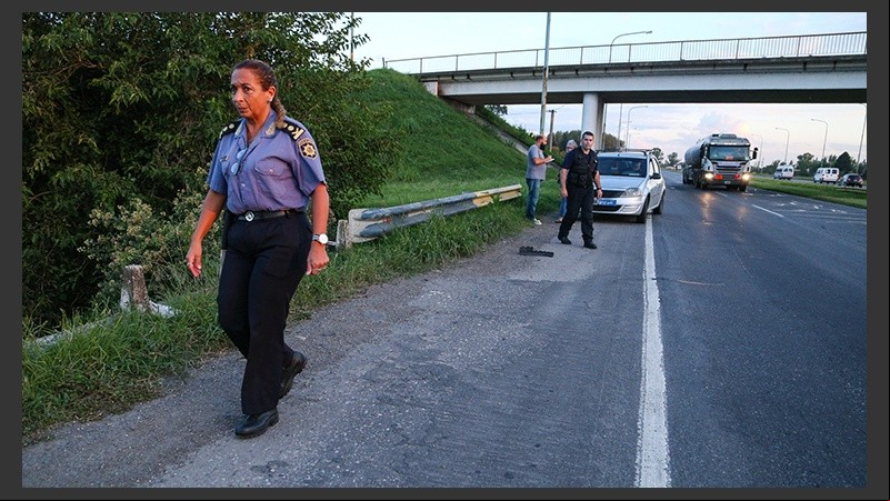 La policía en la autopista tras la balacera.
