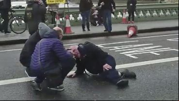 Un hombre que sufrió heridas tras haber sido embestido por el vehículo.