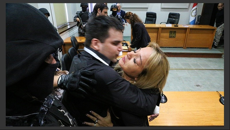 Damario junto a su abogada Hilda Knaeblein.