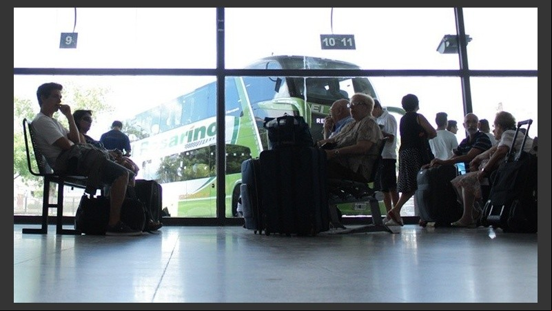En la terminal, la línea 33/9 hacen punta de línea entre las plataformas 35 y 40.