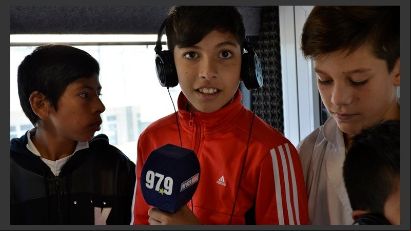 Los chicos pasaron por la radio y dejaron sus mensajes. 