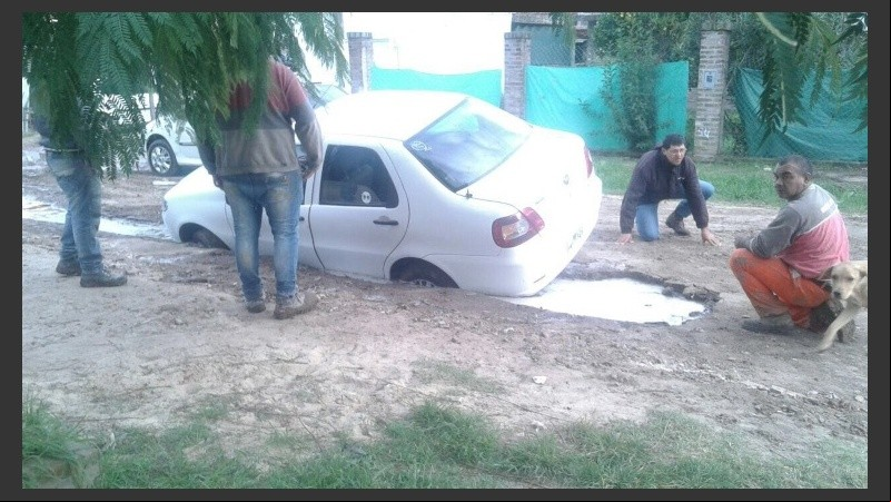 Así quedó el auto luego de caer en el pozo. 