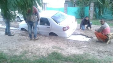Así quedó el auto luego de caer en el pozo.