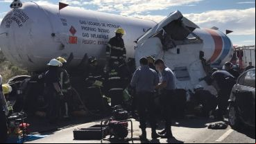 El hombre que manejaba el camión con gas licuado llevó la peor parte.