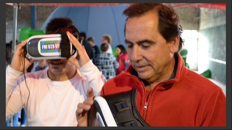 Juegos de realidad virtual. Chicos y grandes se animaron a probarlos.