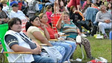 La gente aprovechó el hermoso día para instalarse con reposeras en el predio del ferrocarril.