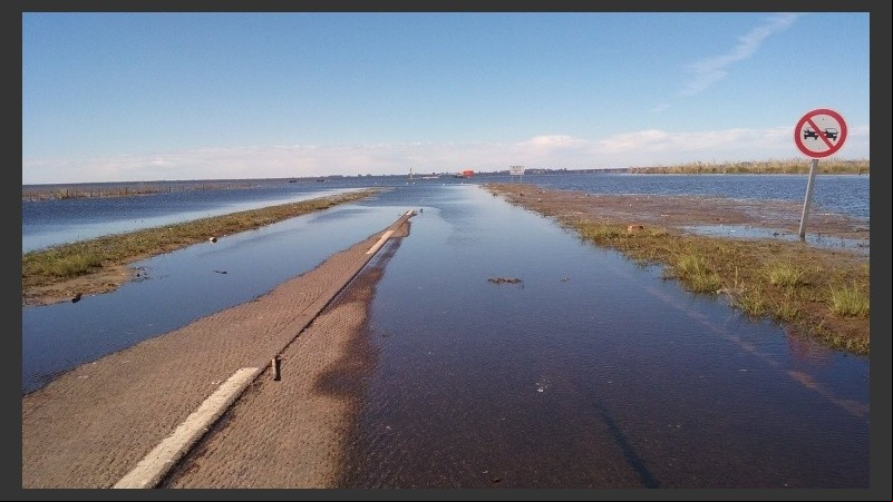 El agua avanzando en la ruta nacional 7.