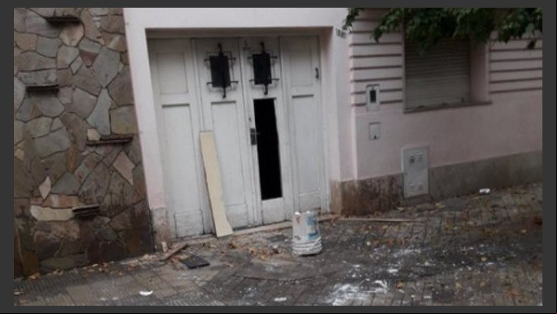 El frente de la casa atacada a piedrazos. 