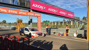 La mañana de sol acercó público al autódromo rosarino.